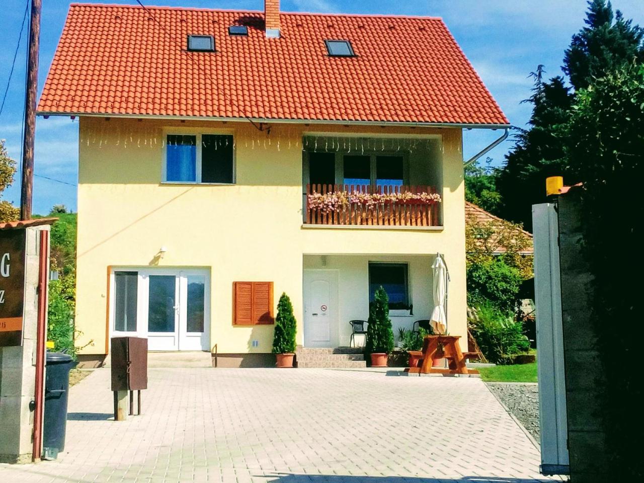 Lotuszvirag Vendeghaz Otel Szekszárd Dış mekan fotoğraf